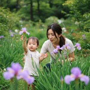 <img src="shaga_toxicity.jpg" alt="シャガの毒性を心配して子供を止める母親">