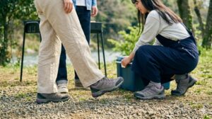 バーベキュー会場で、足元をしっかりとホールドする機能的なアウトドアシューズを履き、ワイドパンツでしゃがむ動作もスムーズな女子大学生。動きやすさと可愛さを両立している。