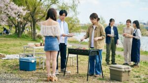 バーベキュー会場で、周囲に配慮した服装と不適切な服装の対比。不適切な服装は露出が多く、不安定なサンダルを履いており、作業に参加しにくい様子。